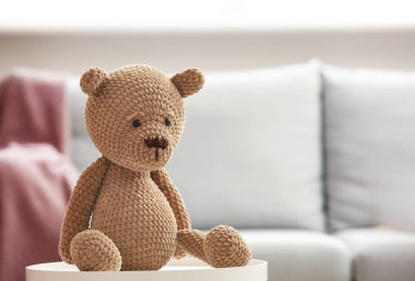 Masadaki sevimli oyuncak.