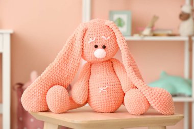 Çocuk odasındaki taburede sevimli bir oyuncak.