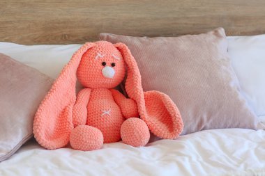 Evdeki yatakta sevimli bir oyuncak