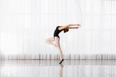 Güzel genç balerin dans Studio