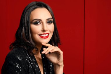 Renkli makyajlı genç bir kadın.