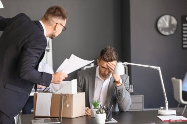 Kızgın patron ofis çalışanını kovuyor.