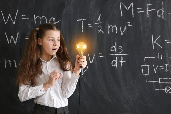 Menina Bonito Com Lâmpada Brilhante Perto Quadro Negro Aula Física — Fotografia de Stock