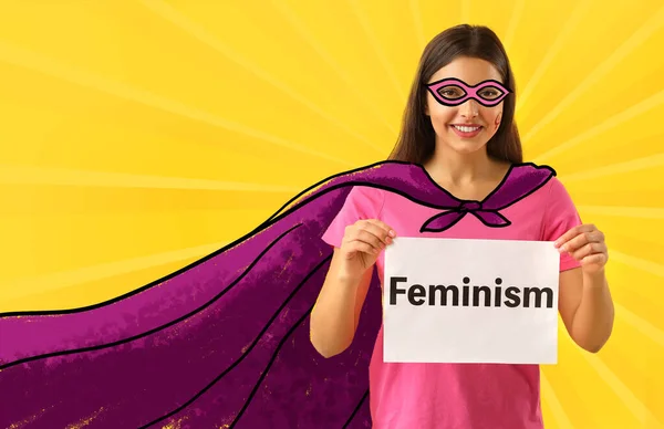 色の背景にスーパーヒーローの衣装の女性 フェミニズムの概念 — ストック写真