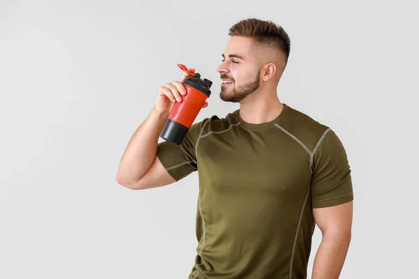 Hombre Deportivo Con Batido Proteínas Sobre Fondo Claro — Foto de Stock