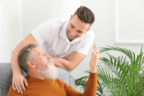 Portret Van Een Oudere Man Zijn Volwassen Zoon Thuis — Stockfoto