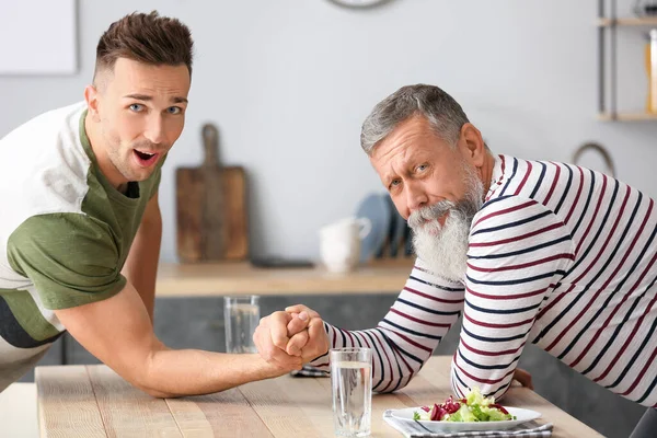 Senior Man Zijn Volwassen Zoon Hebben Arm Worstelen Competitie Keuken — Stockfoto