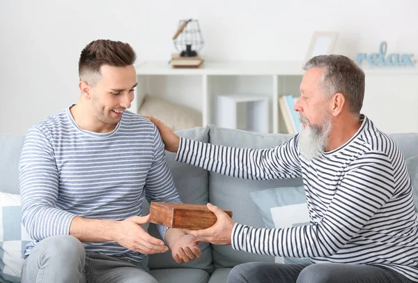 Senior Man Giving Box Family Relic His Adult Son Home — Stock Photo, Image