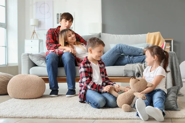 Ritratto Famiglia Felice Che Riposa Insieme Casa — Foto Stock