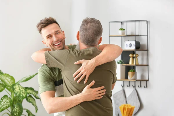 Uomo Anziano Suo Figlio Adulto Che Abbraccia Cucina — Foto Stock