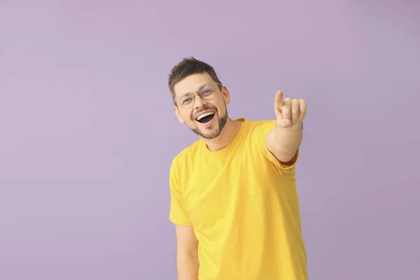 Bel Homme Avec Des Lunettes Sur Fond Couleur — Photo