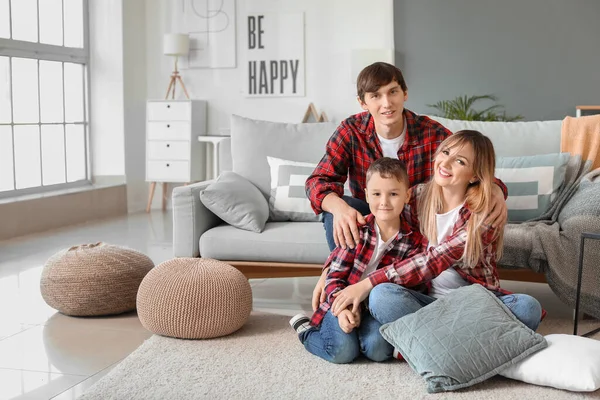 Retrato Família Feliz Descansando Juntos Casa — Fotografia de Stock