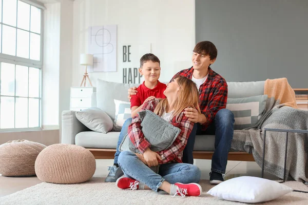 Retrato Família Feliz Descansando Juntos Casa — Fotografia de Stock