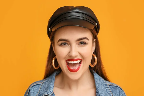 Renkli Arka Planda Mutlu Genç Kadın — Stok fotoğraf