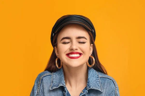 Renkli Arka Planda Mutlu Genç Kadın — Stok fotoğraf