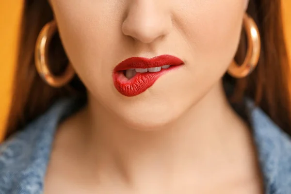 Hermosa Joven Con Labios Brillantes Primer Plano — Foto de Stock