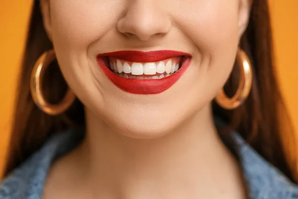 Bela Sorrindo Jovem Mulher Close — Fotografia de Stock