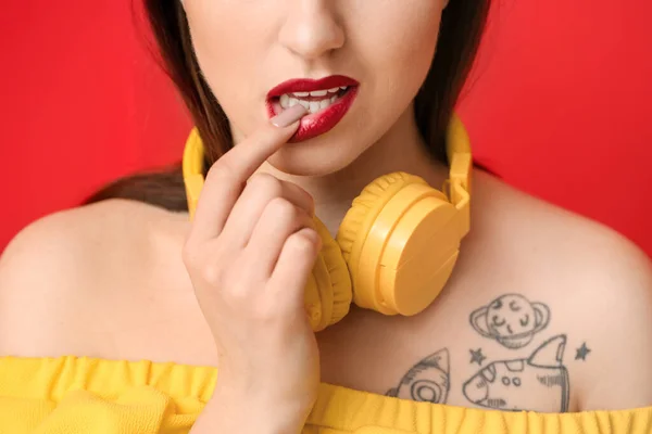 色の背景にヘッドフォンを持つ美しい若い女性 クローズアップ — ストック写真