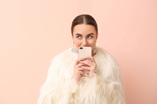 Vacker Ung Kvinna Med Mobiltelefon Färg Bakgrund — Stockfoto