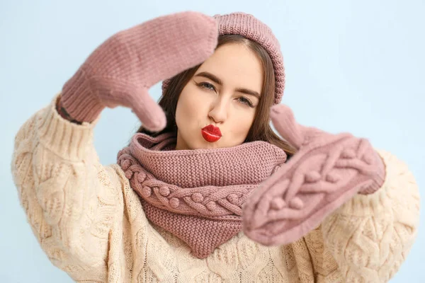 Emotionale Junge Frau Winterkleidung Auf Farbigem Hintergrund — Stockfoto