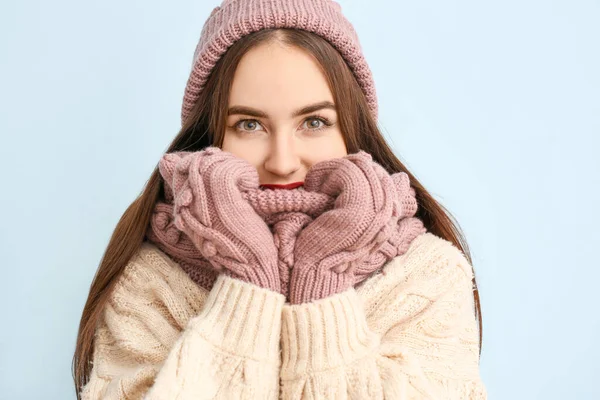 Vacker Ung Kvinna Vinter Kläder Färg Bakgrund — Stockfoto