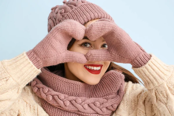 Jovem Feliz Roupas Inverno Fundo Cor — Fotografia de Stock