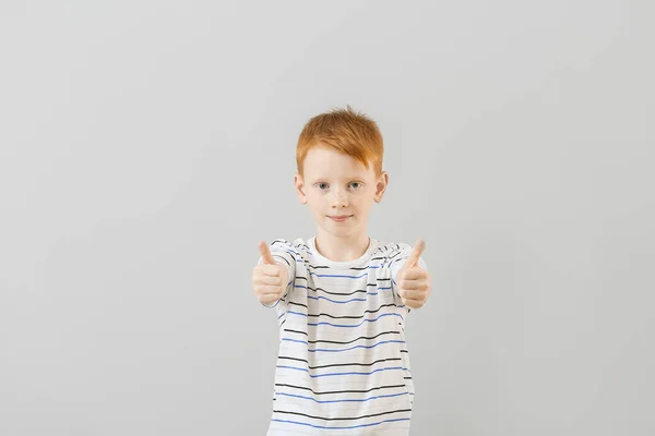 Симпатичный Маленький Мальчик Показывает Большой Палец Вверх Жест Светлом Фоне — стоковое фото