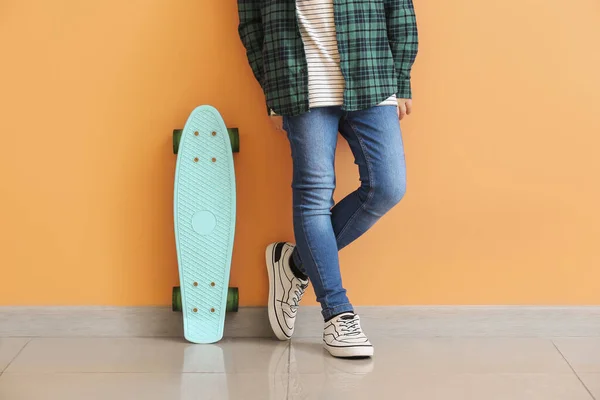 Menino Bonito Com Skate Perto Parede Cor — Fotografia de Stock