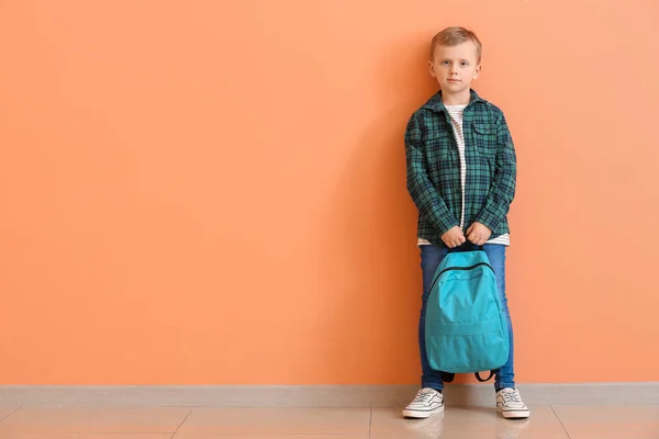 Netter Kleiner Junge Mit Rucksack Der Nähe Der Farbwand — Stockfoto