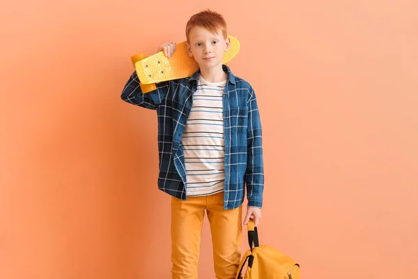 Menino Bonito Com Skate Mochila Fundo Cor — Fotografia de Stock