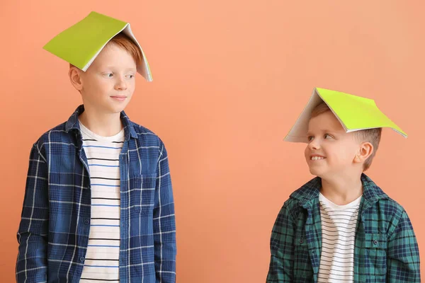 Nette Kleine Jungen Mit Notizbüchern Auf Farbigem Hintergrund — Stockfoto