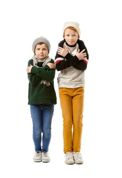 Beyaz Arka Planda Soğuktan Titreyen Şirin Çocuklar — Stok fotoğraf