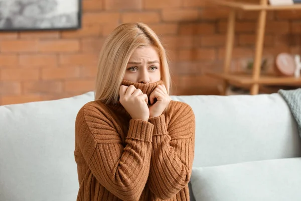 Schöne Besorgte Junge Frau Hause — Stockfoto