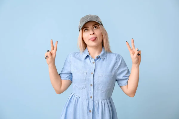 Cool Young Woman Showing Victory Gesture Color Background — Stock Photo, Image