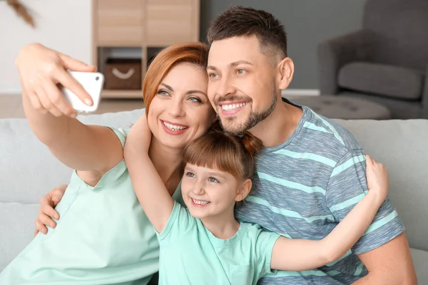 Familj Med Selfie Hemma — Stockfoto