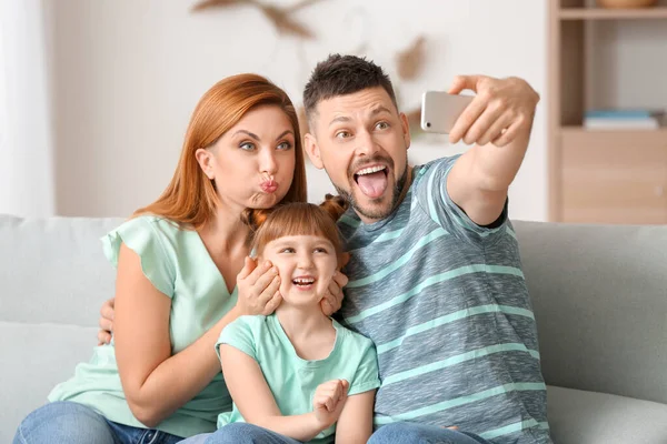 Família Levando Selfie Casa — Fotografia de Stock