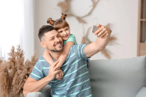 Pai Sua Filhinha Tomando Selfie Casa — Fotografia de Stock