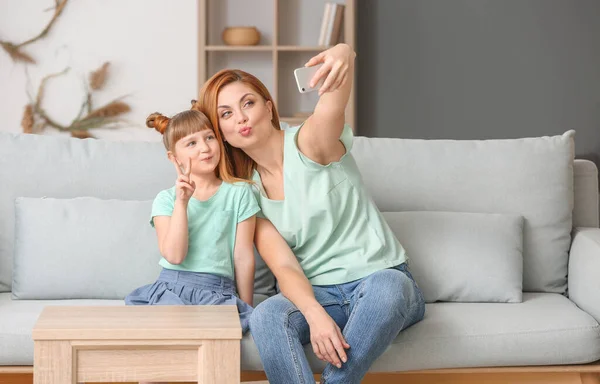 Mother Her Little Daughter Taking Selfie Home — Stock Photo, Image