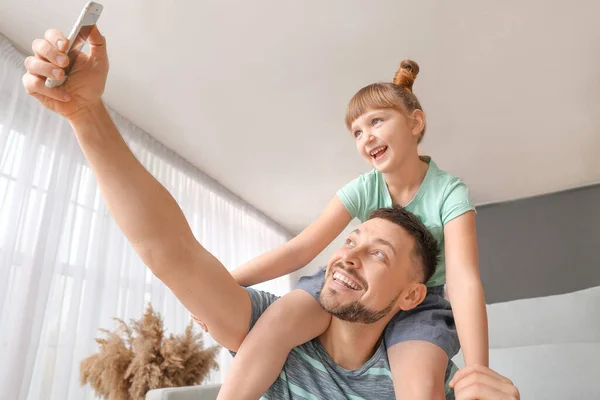 Pai Sua Filhinha Tomando Selfie Casa — Fotografia de Stock