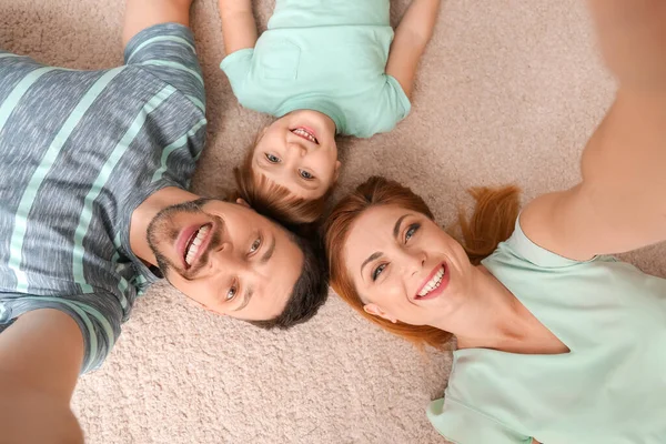 Family Taking Selfie Home — Stock Photo, Image