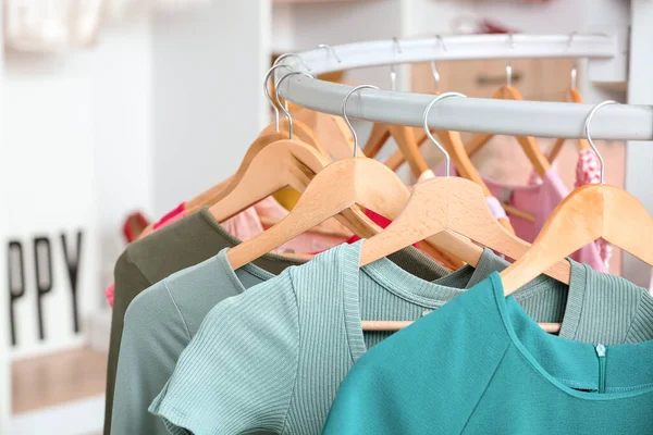 Vêtements Élégants Sur Cintres Dans Magasin Moderne Gros Plan — Photo