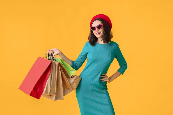 Mooie Jonge Vrouw Met Boodschappentassen Kleur Achtergrond — Stockfoto