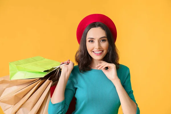 Mooie Jonge Vrouw Met Boodschappentassen Kleur Achtergrond — Stockfoto