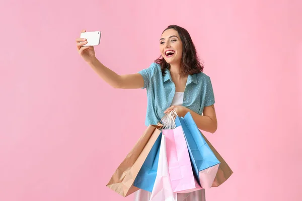 Vacker Ung Kvinna Med Shoppingväskor Tar Selfie Färg Bakgrund — Stockfoto