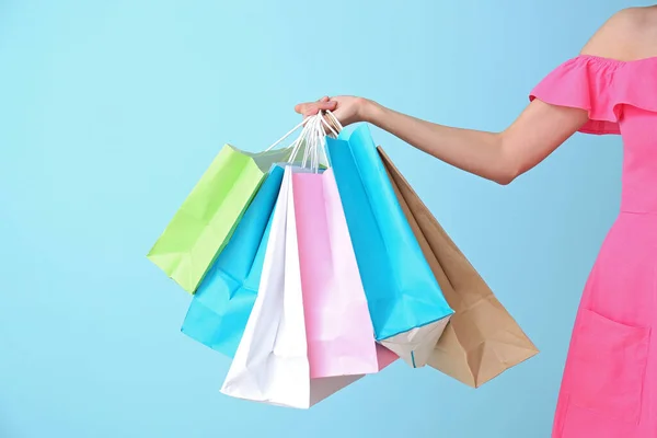 Mooie Jonge Vrouw Met Boodschappentassen Kleur Achtergrond — Stockfoto