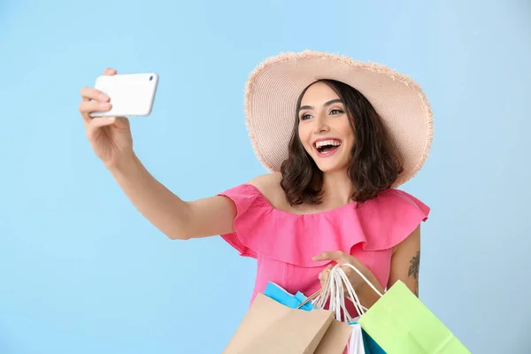 Hermosa Mujer Joven Con Bolsas Compras Tomando Selfie Fondo Color — Foto de Stock