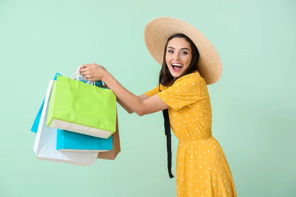 Mooie Jonge Vrouw Met Boodschappentassen Kleur Achtergrond — Stockfoto