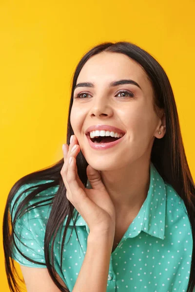 Ung Kvinna Med Friska Tänder Färgbakgrund — Stockfoto