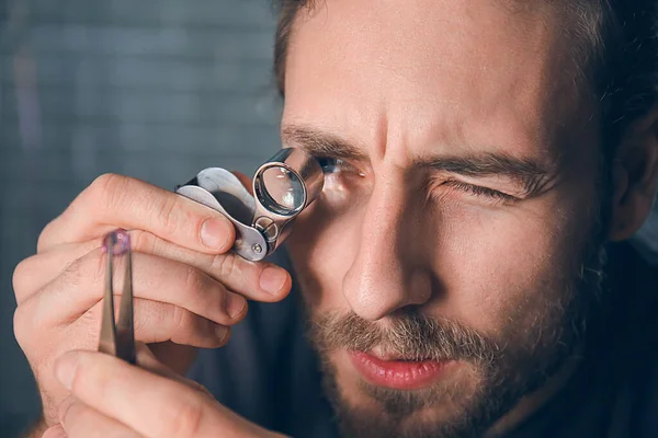 Jeweler Examining Gemstone Workshop — Stock Photo, Image