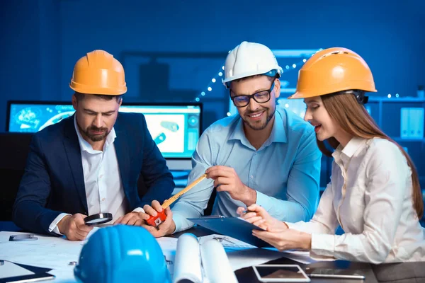 Engenheiros Trabalhando Escritório Noite — Fotografia de Stock